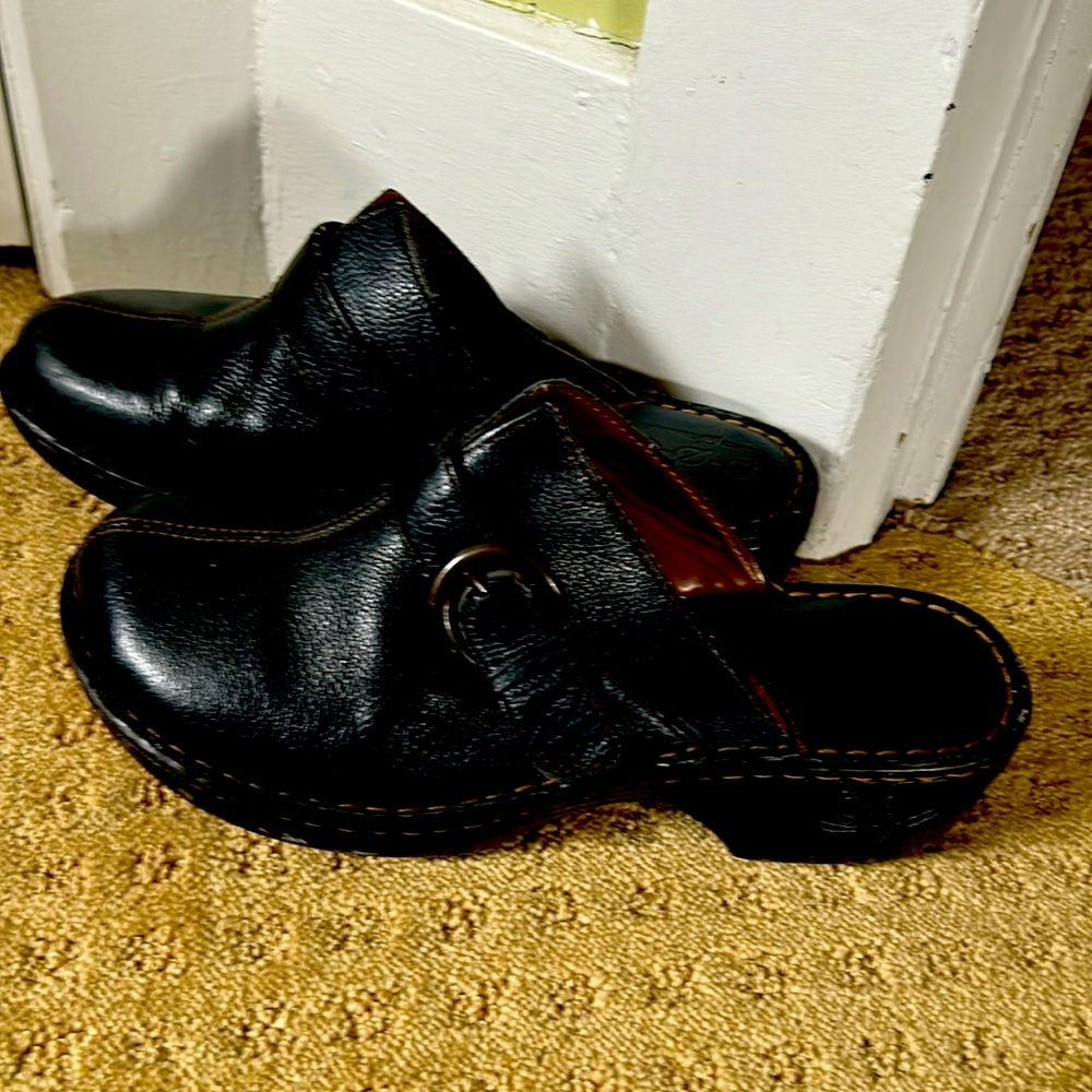 Comfortable shoes from Born. Dark navy!